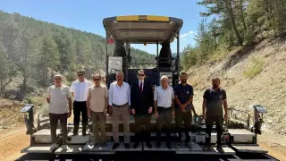 Hisarcık Kızılçukur-Alınören yolunda sıcak asfalt çalışması sürüyor