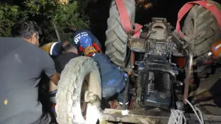 Devrilen traktörün altında kalan sürücü kurtarıldı