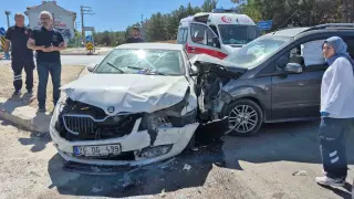 Eskişehir’de hafif ticari araç ile otomobil çarpıştı: 3’ü çocuk 7 yaralı