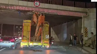 Üst geçide sıkışan tır trafiği aksattı