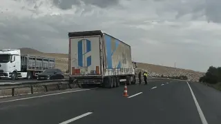 Sivrihisar’da tır bariyerlere çarptı: Şans eseri yaralanan olmadı