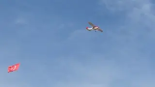 Gökyüzünde Türk bayrağı dalgalandıran dev model uçak ilgi odağı oldu