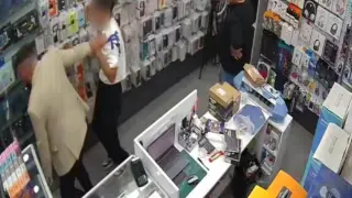 Havaya ateş edip dükkanda saklanan çocuk darp edildi