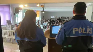 Polisler lise öğrencilerine mesleklerini tanıtıp, eğitim verdi