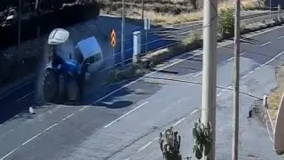Otomobil ile traktörün çarpıştığı kaza anı güvenlik kamerasına yansıdı