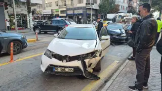 Eskişehir’de iki araç kafa kafaya çarpıştı