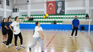 Yunus Emre Spor Tesislerinde Voleybol Kursları Yoğun İlgiyle Sürüyor