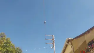 Yıllardır elektrik telinde duran bir çift botun sırrı çözülemiyor