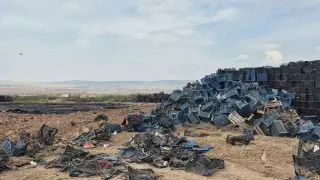 Eskişehir’de çıkan yangında binlerce plastik kasa yandı