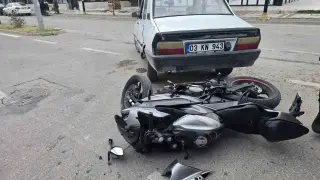 Otomobille çarpışan motosiklet sürücüsü yaralandı