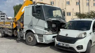 Bilecik’te vinç ile hafif ticari araç çarpıştı: 1 yaralı