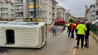 Minibüslerin çarpıştığı kazada 16 kişi yaralandı