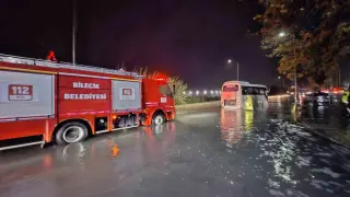 Su birikintisinde mahsur kalan işçi servisini AFAD ve itfaiye kurtardı
