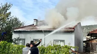 Bilecik’te kaynak kıvılcımları benzine sıçradı, yangın çıktı