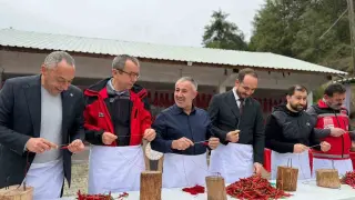 Ünlü Çukurören acı biberi yiyerek yarıştılar