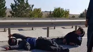 Kontrolden çıkan motosiklet orta refüje çarptı, 2 yaralı