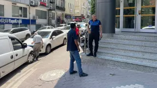 Kurumlardan "Çocuğum hasta" diyerek para toplayan şahsın eşinin üzerine kayıtlı 2 araç çıktı