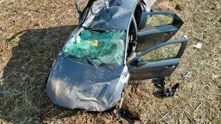 Kağıt gibi ezilen otomobilden şans eseri yaralı çıktı