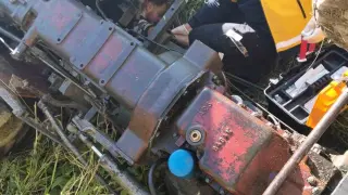 Devrilen traktörün altında kalan sürücü yaralandı