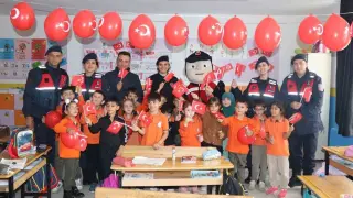 Jandarmadan ilkokula 29 Ekim sürprizi: Miniklerle sınıflar süslendi
