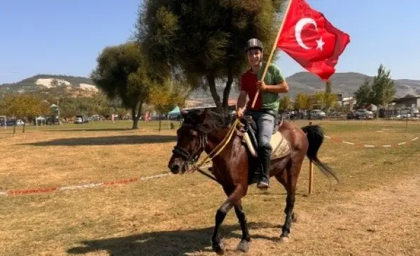 Tavşanlı’yı temsil eden "Kuyumcu" isimli at Rahvan At Yarışlarında şampiyon oldu