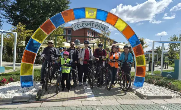 Eskişehir’de bisiklet tutkunları, ’Görünür ol güvende ol’ sloganıyla pedallara bastı