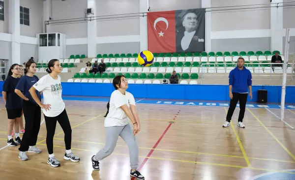 Yunus Emre Spor Tesislerinde Voleybol Kursları Yoğun İlgiyle Sürüyor