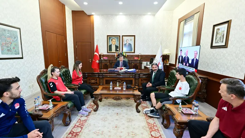 Eskişehir'in Başarılı Sporcuları Vali Yılmaz ile Bir Araya Geldi