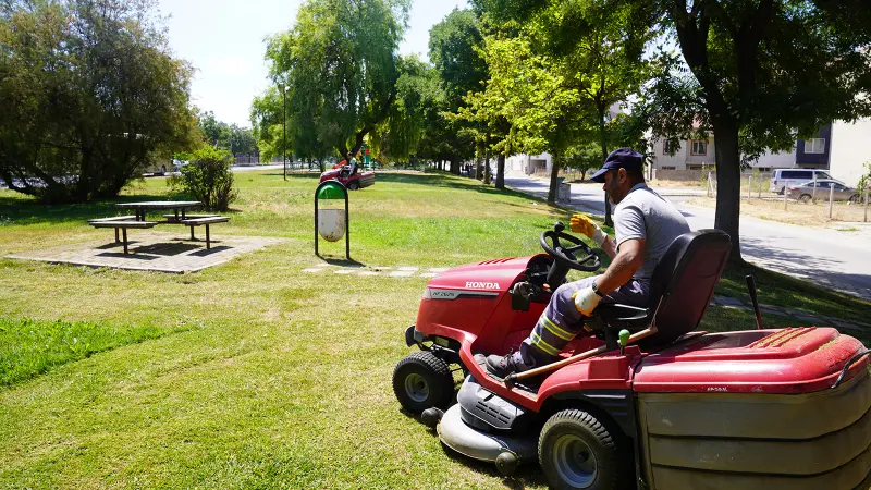 Tepebaşı'nda Park ve Yeşil Alanlarda Bakım Çalışmaları Sürüyor