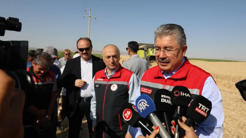 Eskişehir’de Hasat Sevinci: Vali Erdinç Yılmaz Sivrihisar’da Biçerdöver Koltuğuna Geçti
