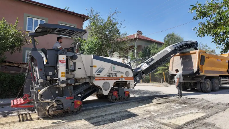 Tepebaşı Belediyesi Yol Bakım ve Yenileme Çalışmalarını Sürdürüyor