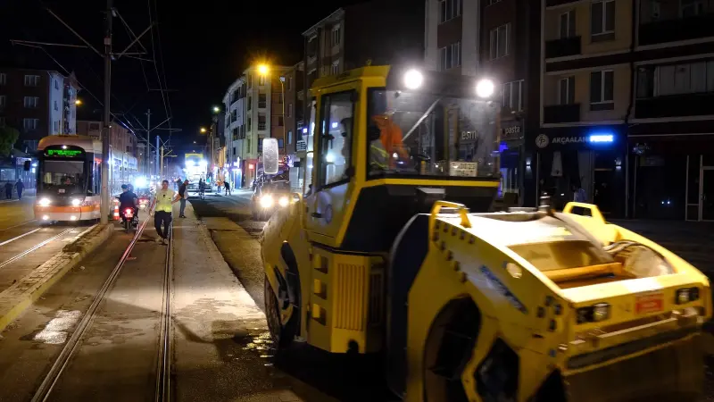 Eskişehir Büyükşehir Ekiplerinden Ertaş Bulvarı'nda Gece Mesaisi