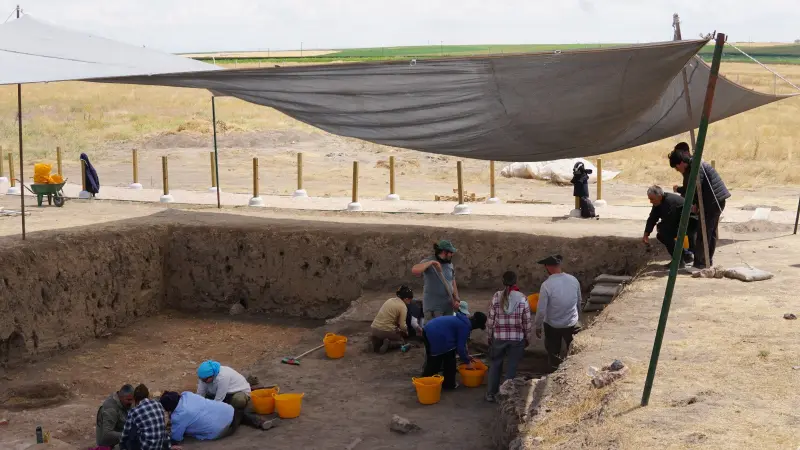 Gençler Küllüoba Kazı Alanında Arkeoloji Sırlarını Keşfetti