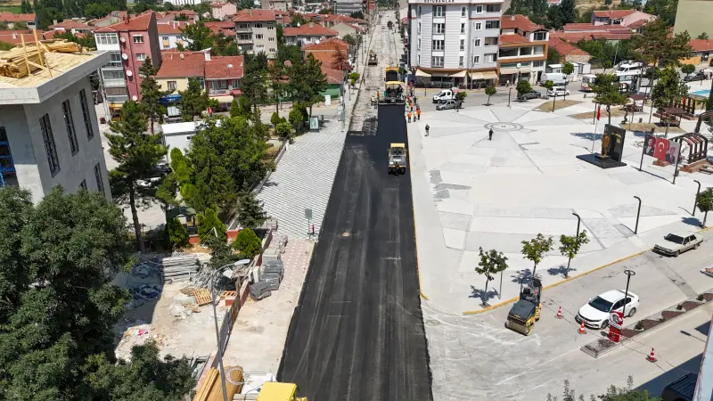Büyükşehir Ekipleri O Caddede Sıcak Asfalt Serimi Yapıyor