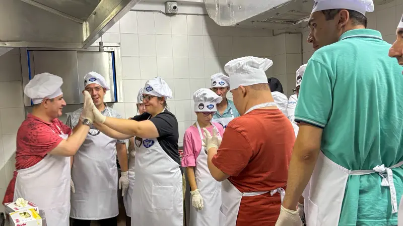 Engelsiz Yaşam Merkezinde Özel Bireyler Burger Atölyesinde Buluştu