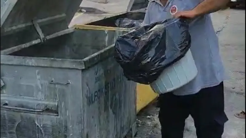 Çöp konteynırı tutuştu, temizlik işçisi anında müdahale etti