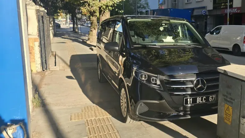 Kaldırımı işgal eden resmi plakalı araca tepki