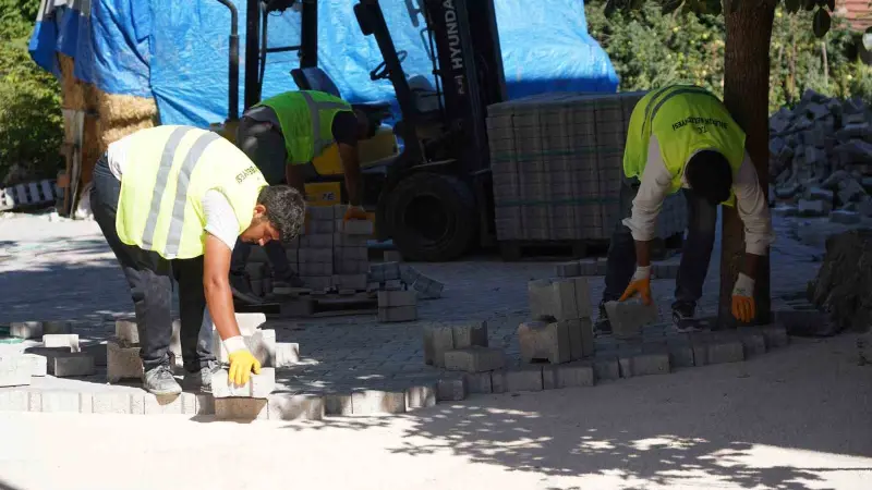 Kayıboyu Mahallesinde yol ve kaldırım yenileme çalışmaları devam ediyor