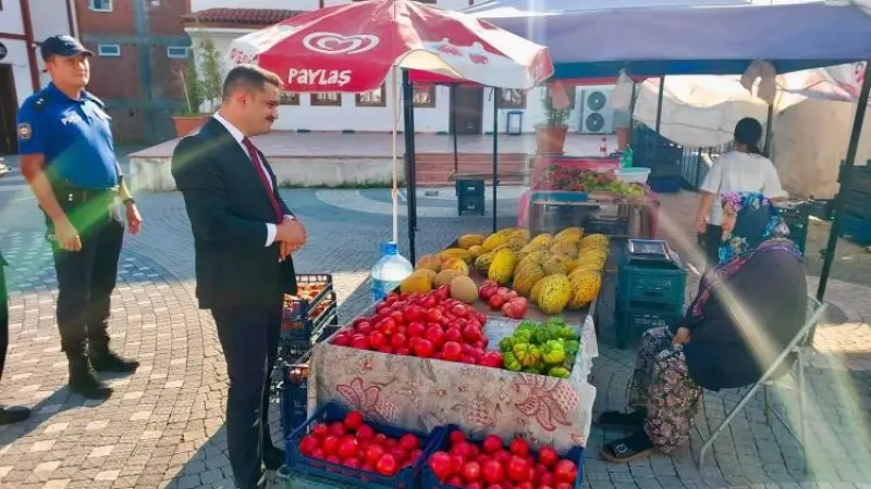 Kaymakam Titiz, meyve ve sebze tezgâhlarını inceledi