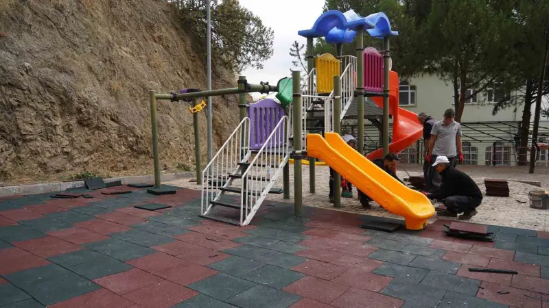 Çocuk park ve oyun alanları yenileniyor zeminleri kauçukla kaplanıyor