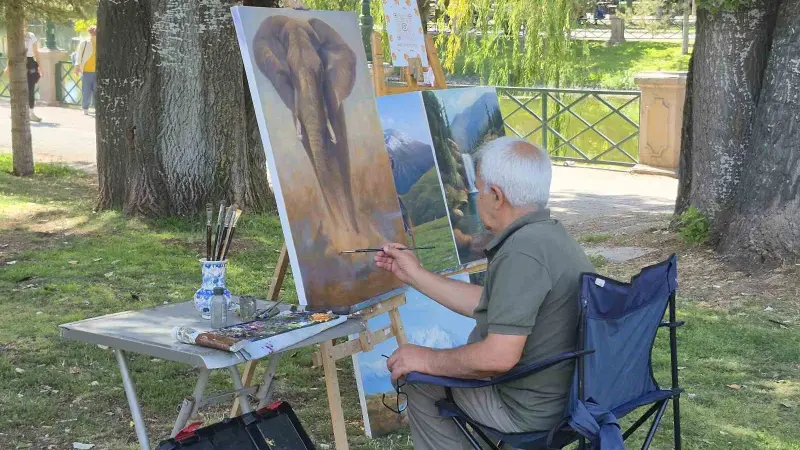 Sadece sergileri gezip resimleri inceleyerek ressam oldu
