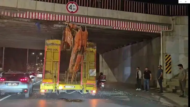 Üst geçide sıkışan tır trafiği aksattı