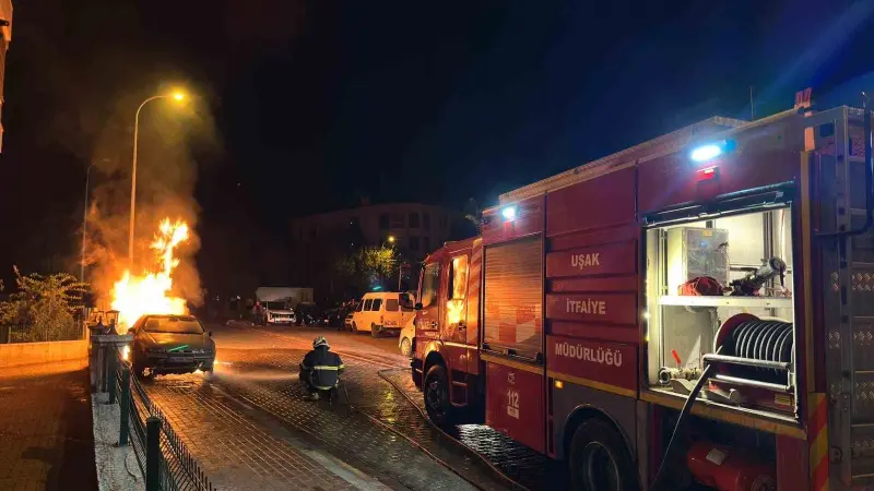 Uşak’ta park halindeki otomobilde çıkan yangın söndürüldü