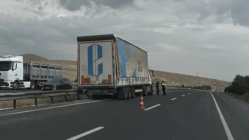 Sivrihisar’da tır bariyerlere çarptı: Şans eseri yaralanan olmadı