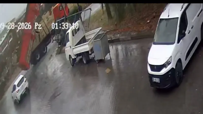 Eskişehir’de damperi açık kalan kamyon sanayi sitesinin kapısını böyle yıktı