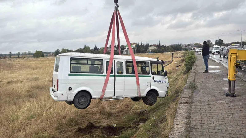 Kazaya karışan minibüs tarlaya uçtu, 1 kişi yaralandı