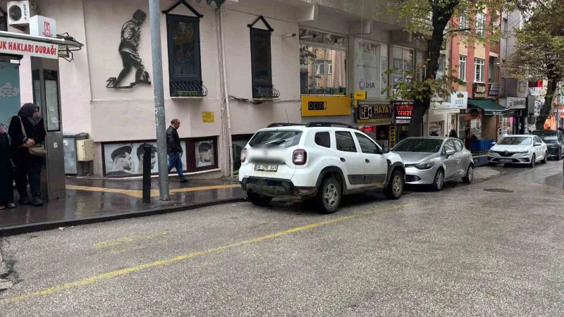 Hem ters şeritten geldi hem de minibüs durağına park etti
