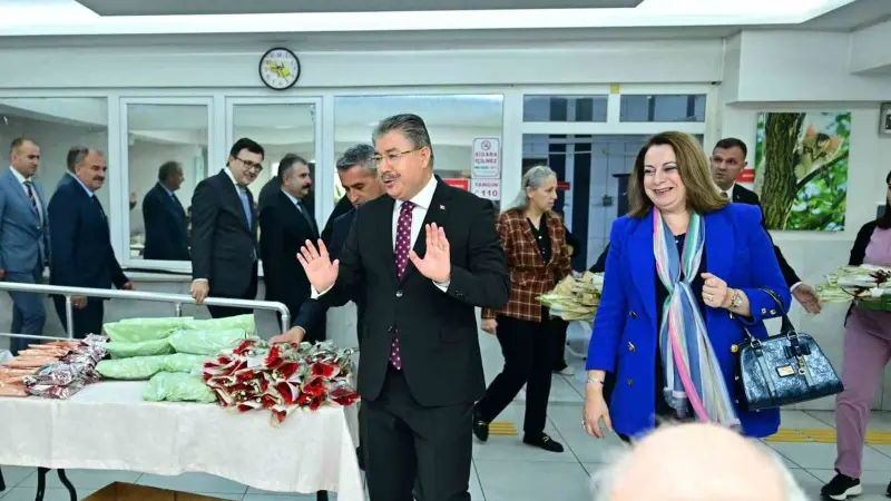 Eskişehir Valisi Dr. Erdinç Yılmaz ve eşi Şenay Yılmaz, Dünya Yaşlılar Günü’nde huzurevi sakinleriyle bir araya geldi