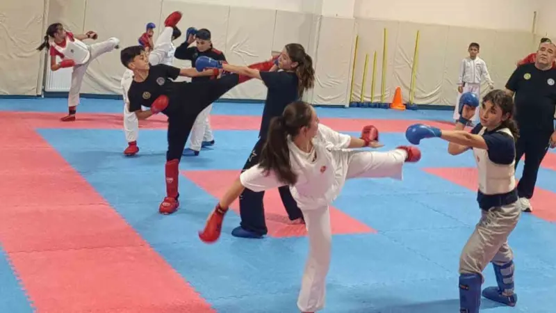 Genç sporcular haftanın 6 günü karate yapıyor