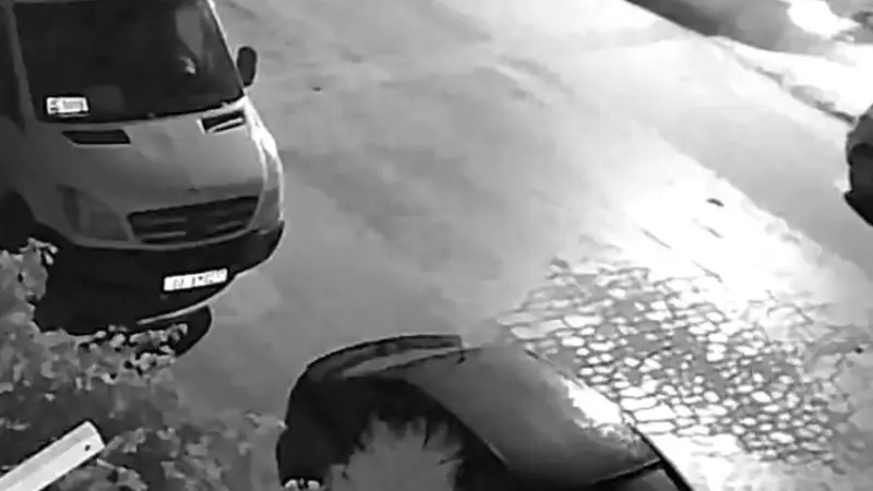 Otomobilin elektrik direğine çarptığı anlar güvenlik kamerasında